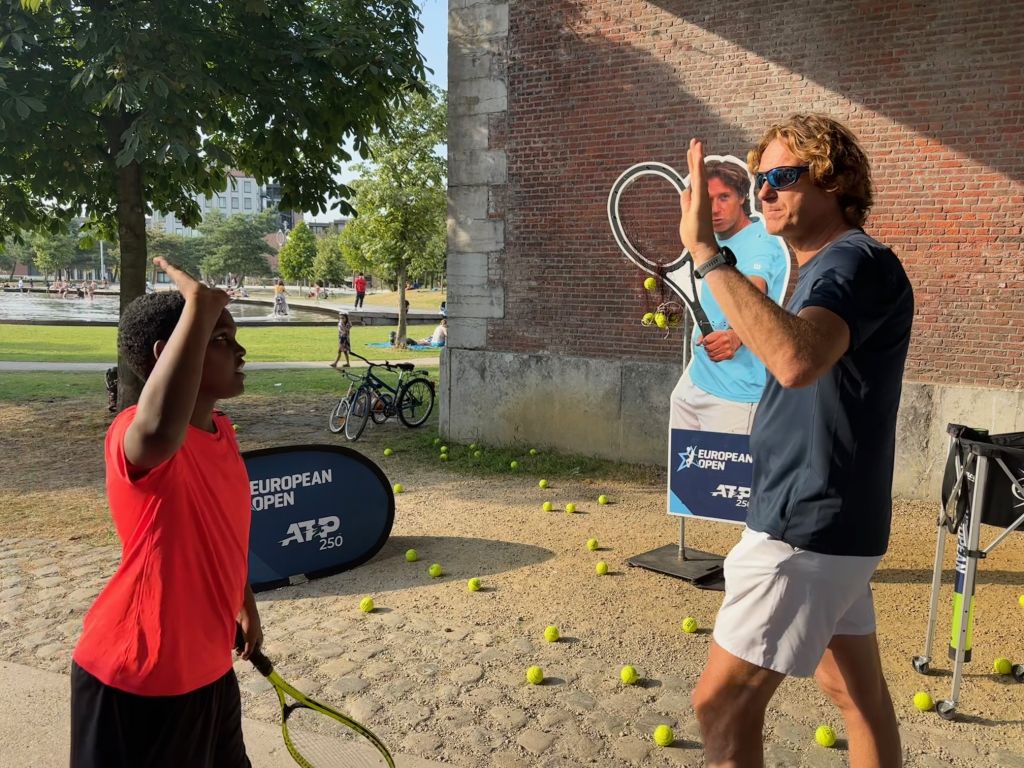 Dankzij Street Tennis proeven kansarme jongeren in Antwerpen van de tennissport.